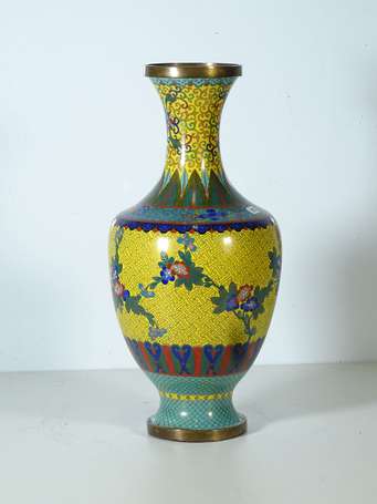 CHINE - Vase balustre en bronze et émail cloisonné