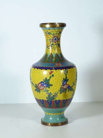 CHINE - Vase balustre en bronze et émail cloisonné