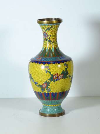 CHINE - Vase balustre en bronze et émail cloisonné