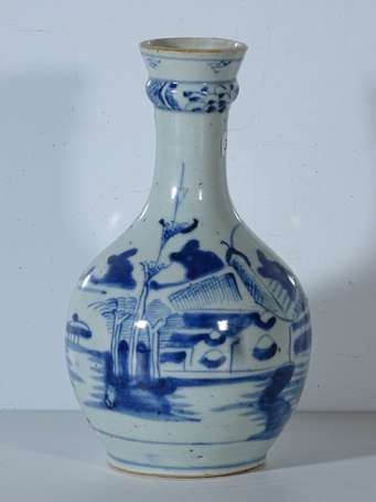 ASIE DU SUD EST - Vase bouteille en porcelaine à 