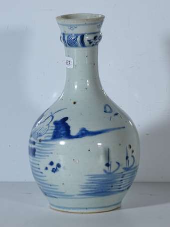 ASIE DU SUD EST - Vase bouteille en porcelaine à 