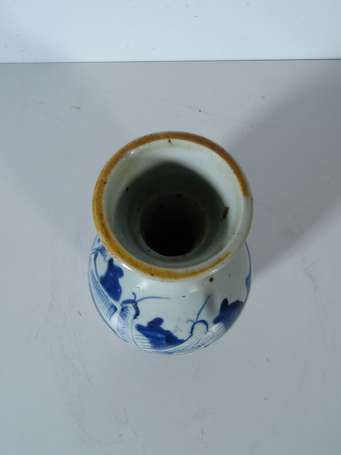 ASIE DU SUD EST - Vase bouteille en porcelaine à 