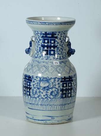 CHINE - Vase balustre en porcelaine à décor de 