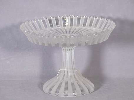 BACCARAT - Coupe sur pied en cristal en partie 