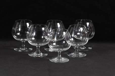 BACCARAT - Suite de 9 verres à cognac en cristal.