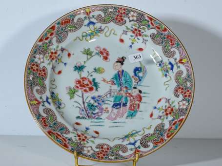 CHINE - Assiette en porcelaine à décor en émaux de