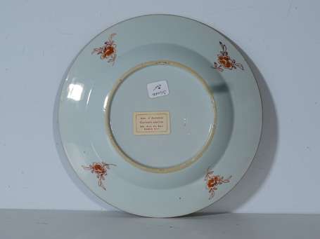 CHINE - Assiette en porcelaine à décor en émaux de