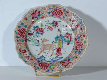 CHINE - Assiette en porcelaine à décor en émaux de