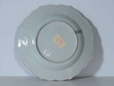 CHINE - Assiette en porcelaine à décor en émaux de