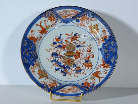 CHINE - Assiette en porcelaine à décor en émaux 