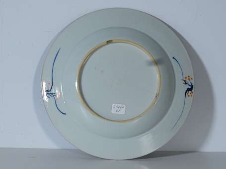 CHINE - Assiette en porcelaine à décor en émaux 