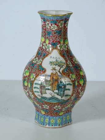 CHINE - Vase bouteille trilobé en porcelaine 