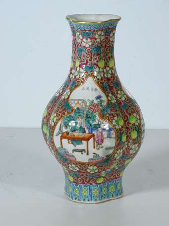 CHINE - Vase bouteille trilobé en porcelaine 