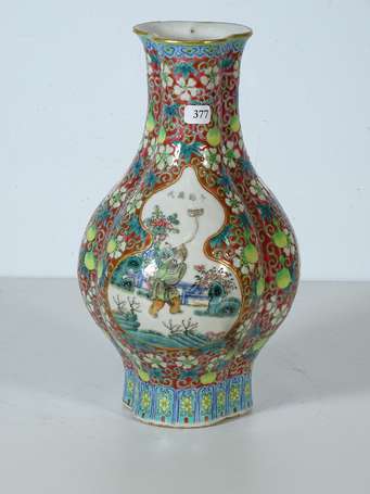 CHINE - Vase bouteille trilobé en porcelaine 