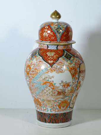 CHINE - Potiche couverte en porcelaine polychrome 