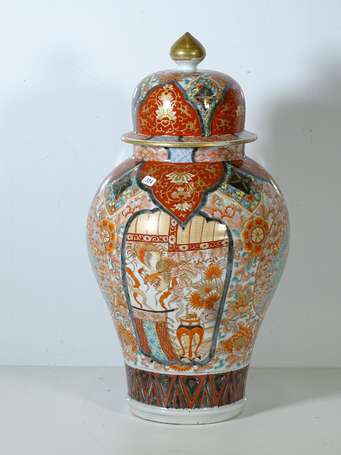 CHINE - Potiche couverte en porcelaine polychrome 