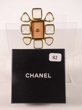 CHANEL - Broche en métal doré centrée d'une plaque