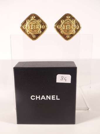 CHANEL - Paire de clips d'oreilles losangiques en 