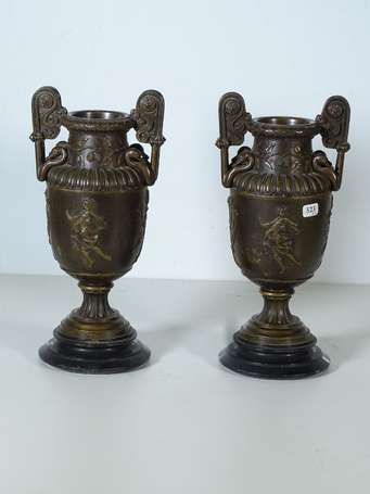 Paire de vases à l'antique en bronze patiné, le 