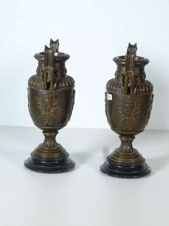 Paire de vases à l'antique en bronze patiné, le 