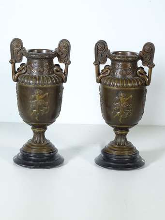 Paire de vases à l'antique en bronze patiné, le 