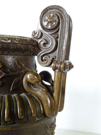 Paire de vases à l'antique en bronze patiné, le 