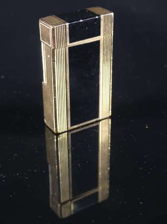 ST. DUPONT - Briquet en métal plaqué or et laque. 