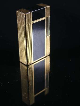 ST. DUPONT - Briquet en métal plaqué or et laque. 