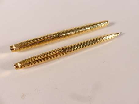 PARKER - Stylo plume en métal doré guilloché plume