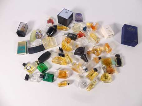 Petit vrac de miniatures de parfum dont LOLITA 