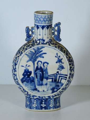 CHINE - Vase gourde en porcelaine camaïeu bleu, le