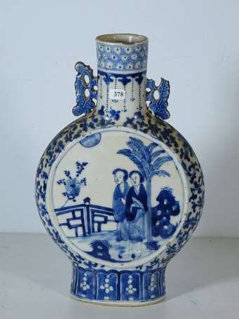 CHINE - Vase gourde en porcelaine camaïeu bleu, le
