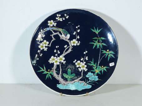 CHINE - Plat creux en porcelaine émaillée noir à 