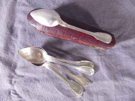 Six cuillères à café en argent modèle filet. 