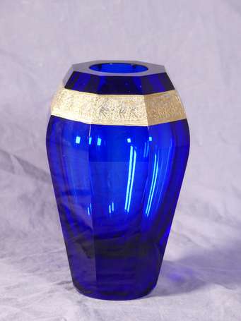 MOSER - Vase à pans en cristal marine, 
