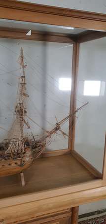 Maquette du trois-mâts Victory en bois verni sous 