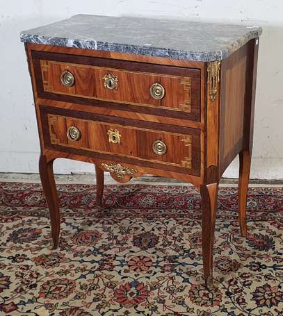 Commode en bois de placage et marqueterie ouvrant 