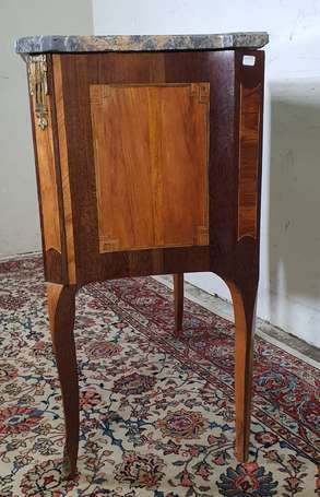 Commode en bois de placage et marqueterie ouvrant 