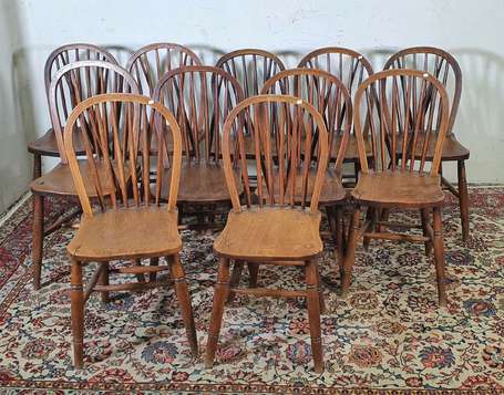 HIGH WYCOMBE (1895-1916) - Suite de onze chaises 