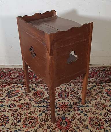 Table à encas en bois teinté, les côtés ajourés, 