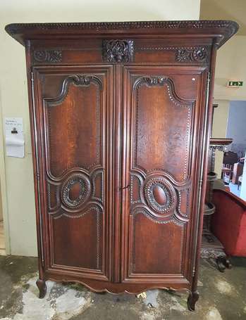 Armoire normande en chêne sculptée de corbeilles 