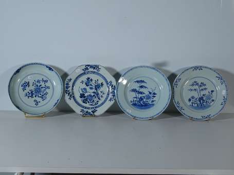 CHINE - Lot de quatre assiettes en porcelaine à 