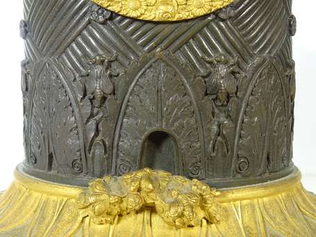 Pendule ruche en bronze patiné et doré, à décor en