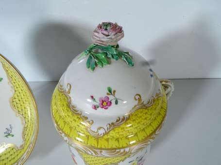 VIENNE - Tasse couverte sur coupelle en porcelaine