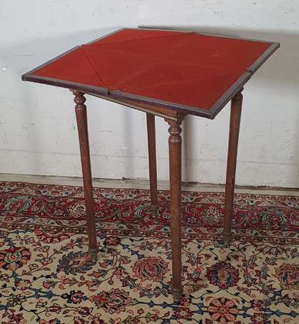 Table à jeux mouchoir en acajou et placage 