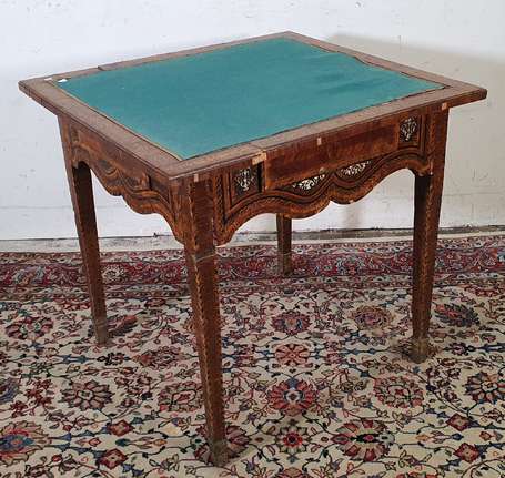 Table à jeux en marqueterie de bois indigènes, le 