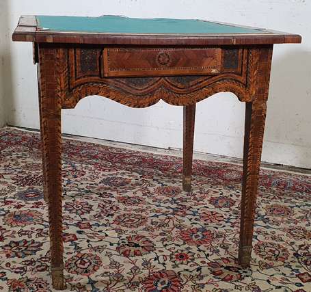 Table à jeux en marqueterie de bois indigènes, le 