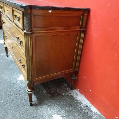 Commode en acajou et placage d'acajou, elle ouvre 