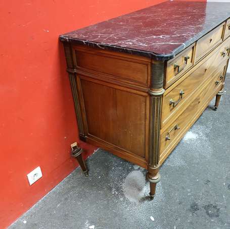 Commode en acajou et placage d'acajou, elle ouvre 