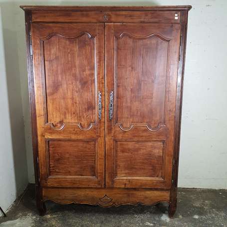 Petite armoire en bois fruitier mouluré et sculpté